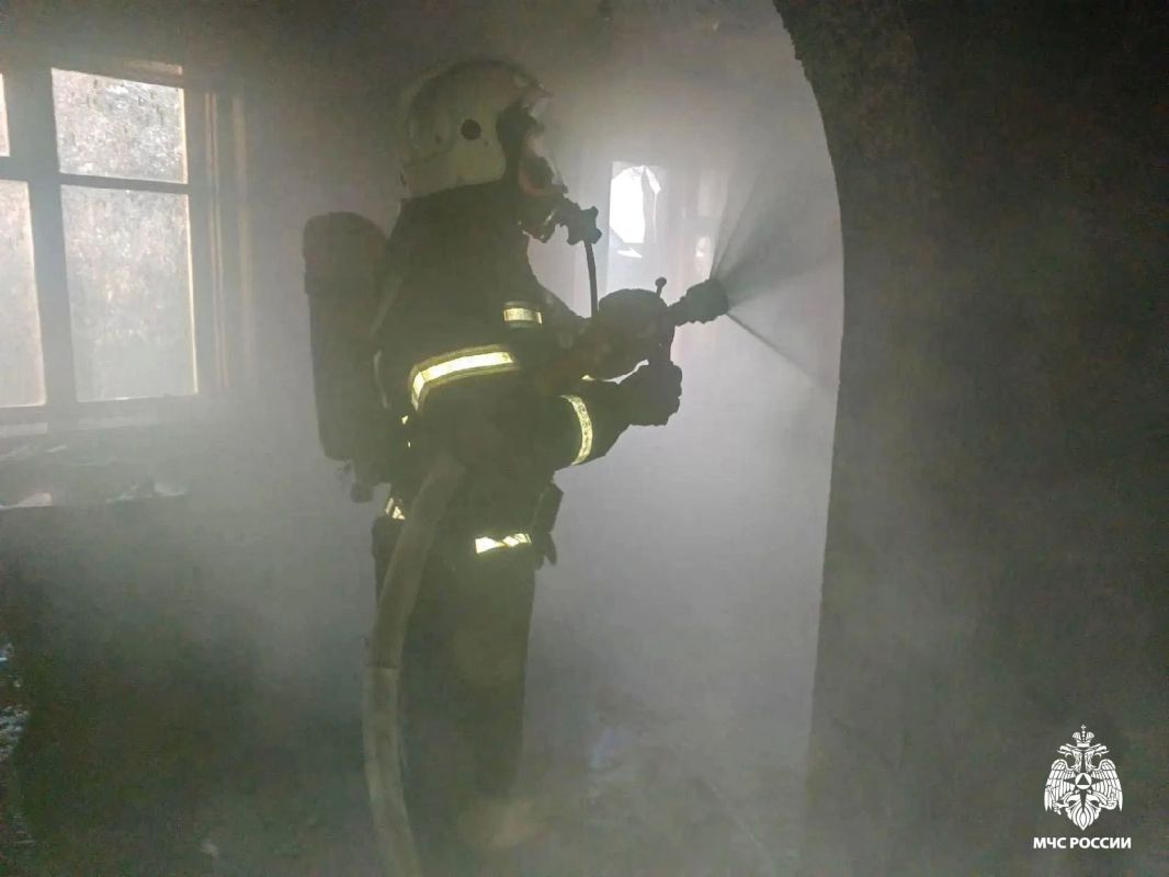 #пожарызасутки. 05 октября в 07:36 В Таврическом районе горел одноэтажный двухквартирный дом #пожарызасутки. 05 октября в 07:36 В Таврическом районе горел одноэтажный двухквартирный дом