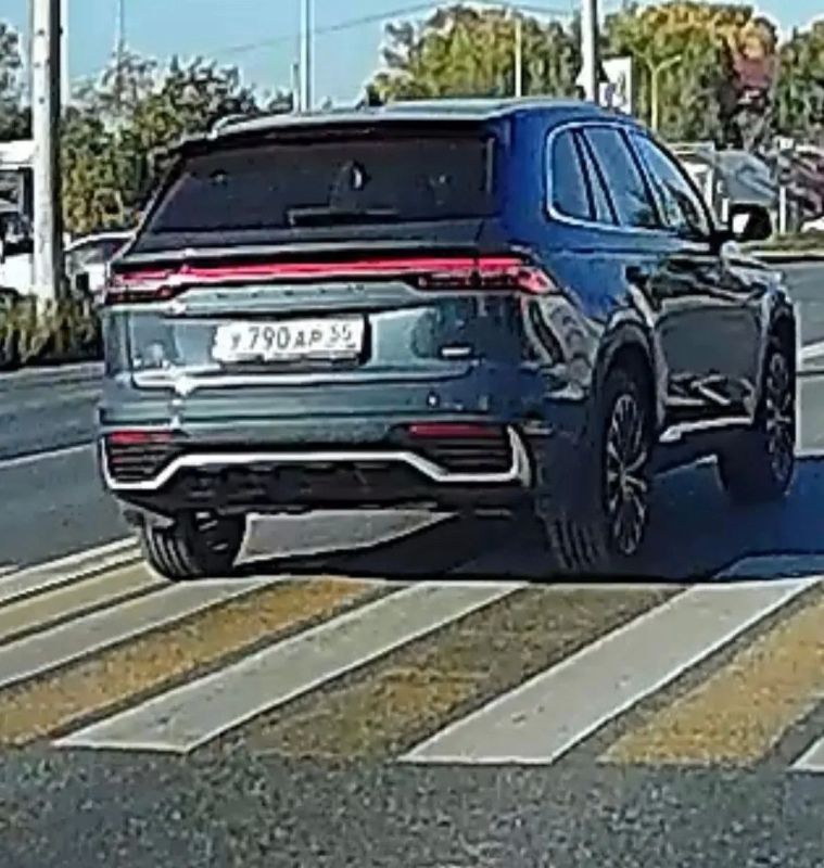 В социальных сетях распространялось видео, на котором зафиксировано нарушение Правил дорожного движения: на улице 10 лет Октября на нерегулируемом пешеходном переходе водитель автомобиля не предоставил преимущество и напугал... В социальных сетях распространялось видео, на котором зафиксировано нарушение Правил дорожного движения: на улице 10 лет Октября на нерегулируемом пешеходном переходе водитель автомобиля не предоставил преимущество и напугал...