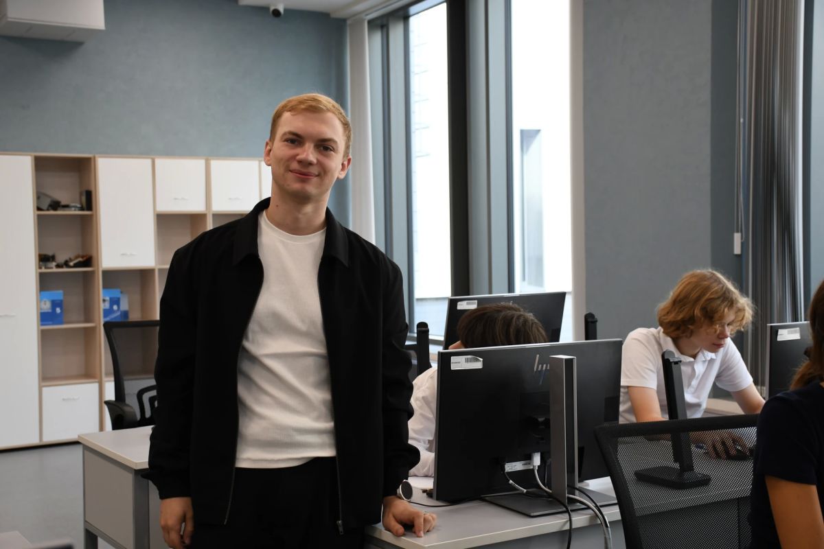 Подъемные, поддержка жилья и приоритет для детей: в Омской области действует комплексный пакет мер поддержки педагогов