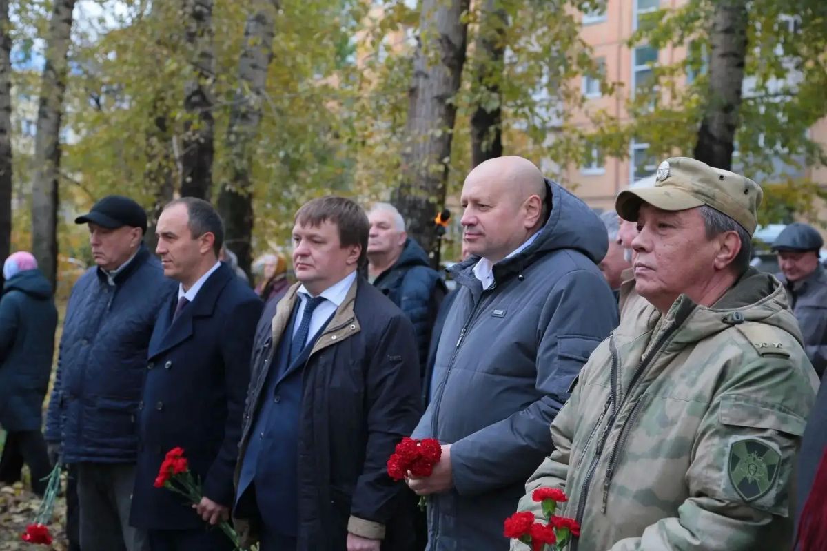Сергей Шелест: Открыли памятный знак, посвященный омичам-участникам боевых действий в Афганистане и старшему лейтенанту Управления КГБ СССР по Омской области Борису Александровичу Суворову, погибшему в 1979 году при штурме... Сергей Шелест: Открыли памятный знак, посвященный омичам-участникам боевых действий в Афганистане и старшему лейтенанту Управления КГБ СССР по Омской области Борису Александровичу Суворову, погибшему в 1979 году при штурме...