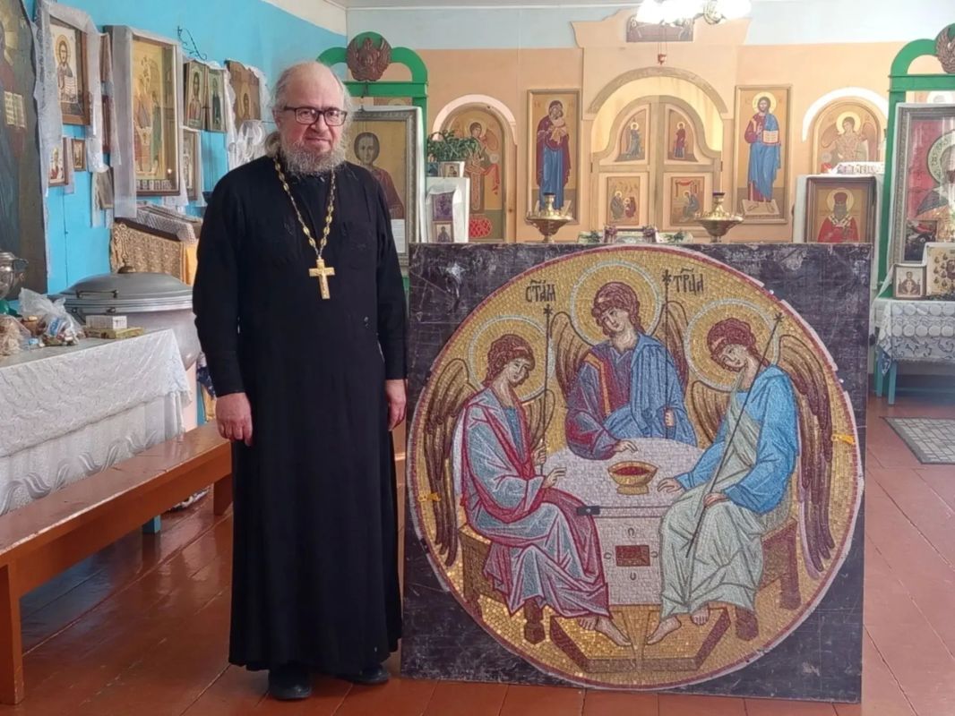 В Тевризе появится особая святыня — мозаичная икона «Пресвятая Троица» В Тевризе появится особая святыня — мозаичная икона «Пресвятая Троица»