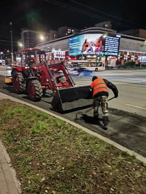 В Омске на улице Маршала Жукова ремонтируют дорогу В Омске на улице Маршала Жукова ремонтируют дорогу