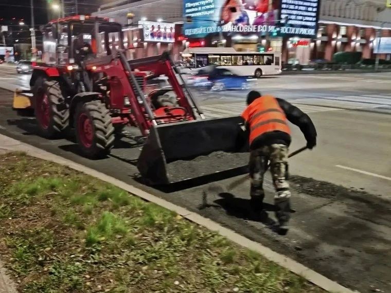 На Маршала Жукова устраняют колею: дорожники работают по ночам