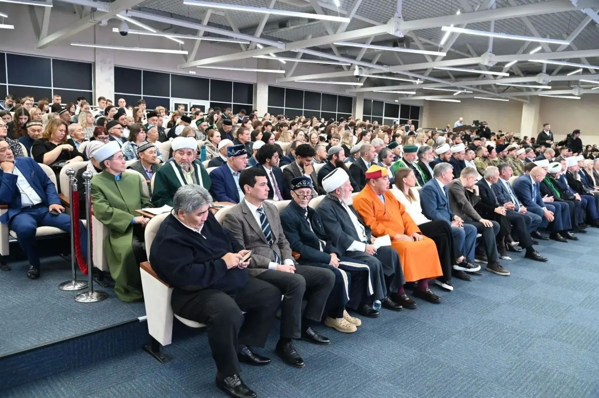 Виталий Хоценко открыл в Омске международную межконфессиональную конференцию Виталий Хоценко открыл в Омске международную межконфессиональную конференцию