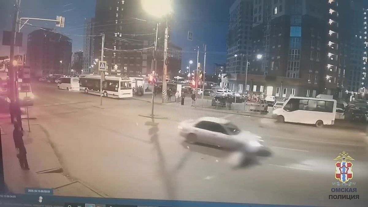 Не дождалась зеленый: женщина выбежала на дорогу и попала под машину на Левом берегу