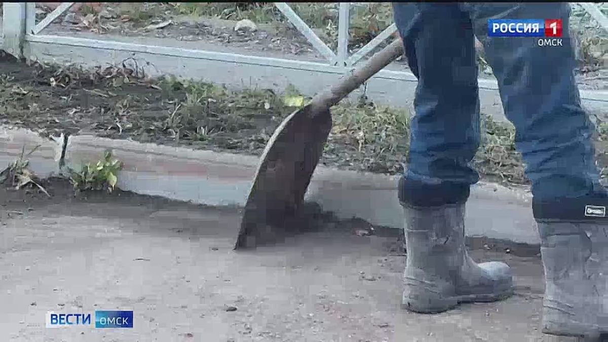 Омич на большой скорости врезался в здание школы