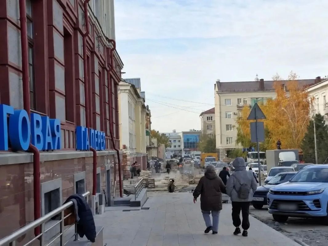 Омичам показали, как благоустраивают подходы к площади Бухгольца