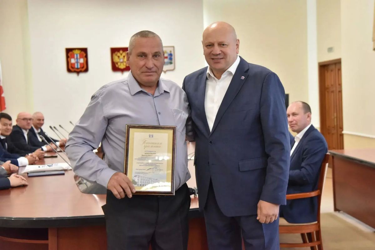 Сергей Шелест: Вместе с председателем Омского городского Совета Владимиром Валентиновичем Корбутом поздравили с предстоящим праздником работников дорожного хозяйства
