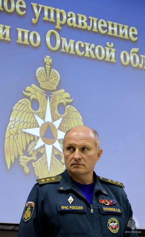 Александр Куренков вручил награды омским спасателям Александр Куренков вручил награды омским спасателям