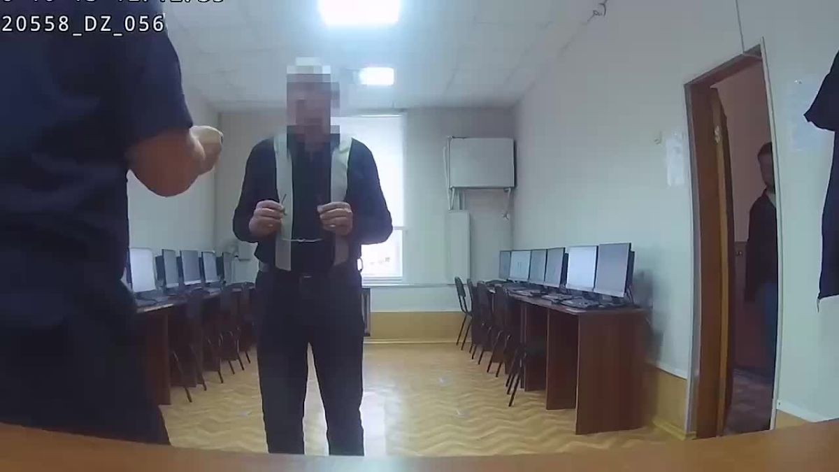 52-летний житель Омской области пришел пересдавать ПДД с микронаушником в ухе