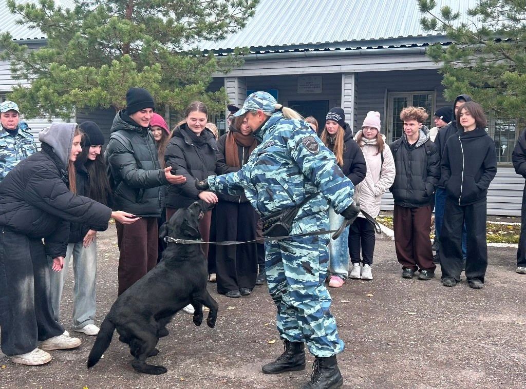 Школьники посетили центр кинологической службы омской полиции
