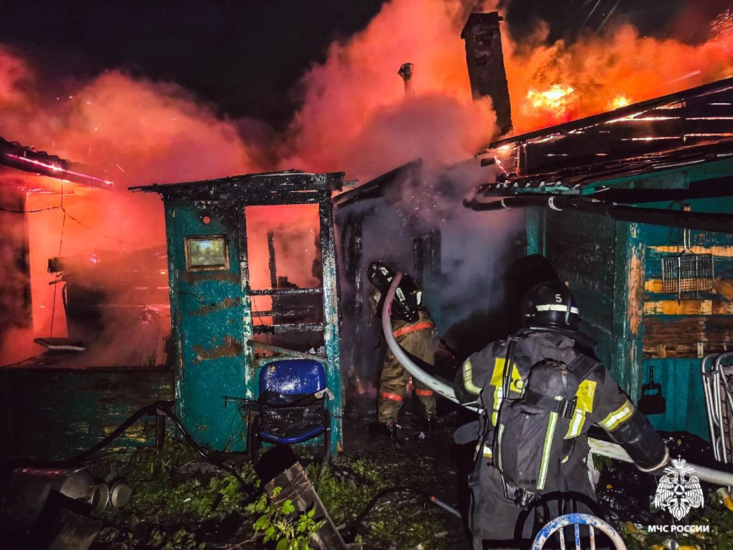 #пожарызасутки. 20 октября в 04:46 В Омске на 2-й Военной горел двухквартирный дом и хозпостройки #пожарызасутки. 20 октября в 04:46 В Омске на 2-й Военной горел двухквартирный дом и хозпостройки