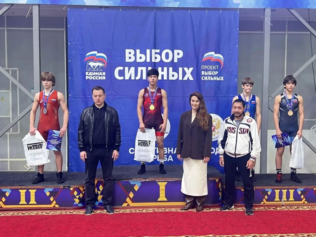 Раим Байсаринов стал победителем всероссийских соревнований по греко-римской борьбе памяти подполковника ФСБ Владимира Лататуева в Ярославле Он оказался сильнейшим среди юношей до 18 лет в весе до 55 кг