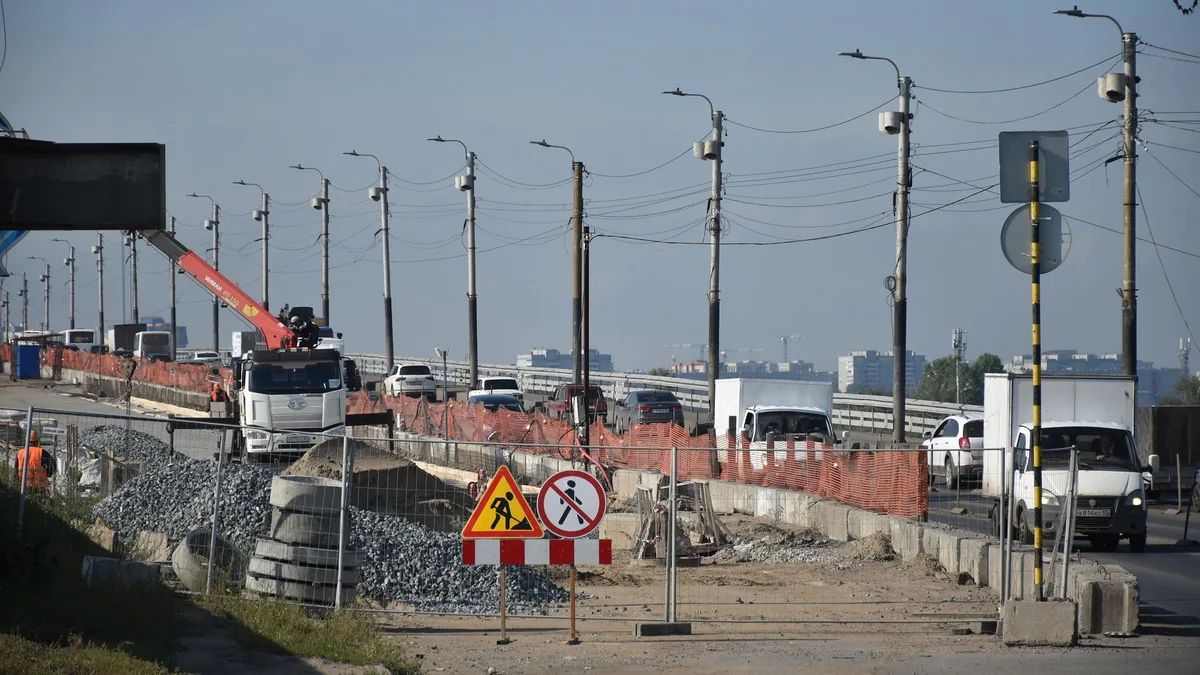 На мосту у Телецентра в Омске готовят к открытию четвертую полосу
