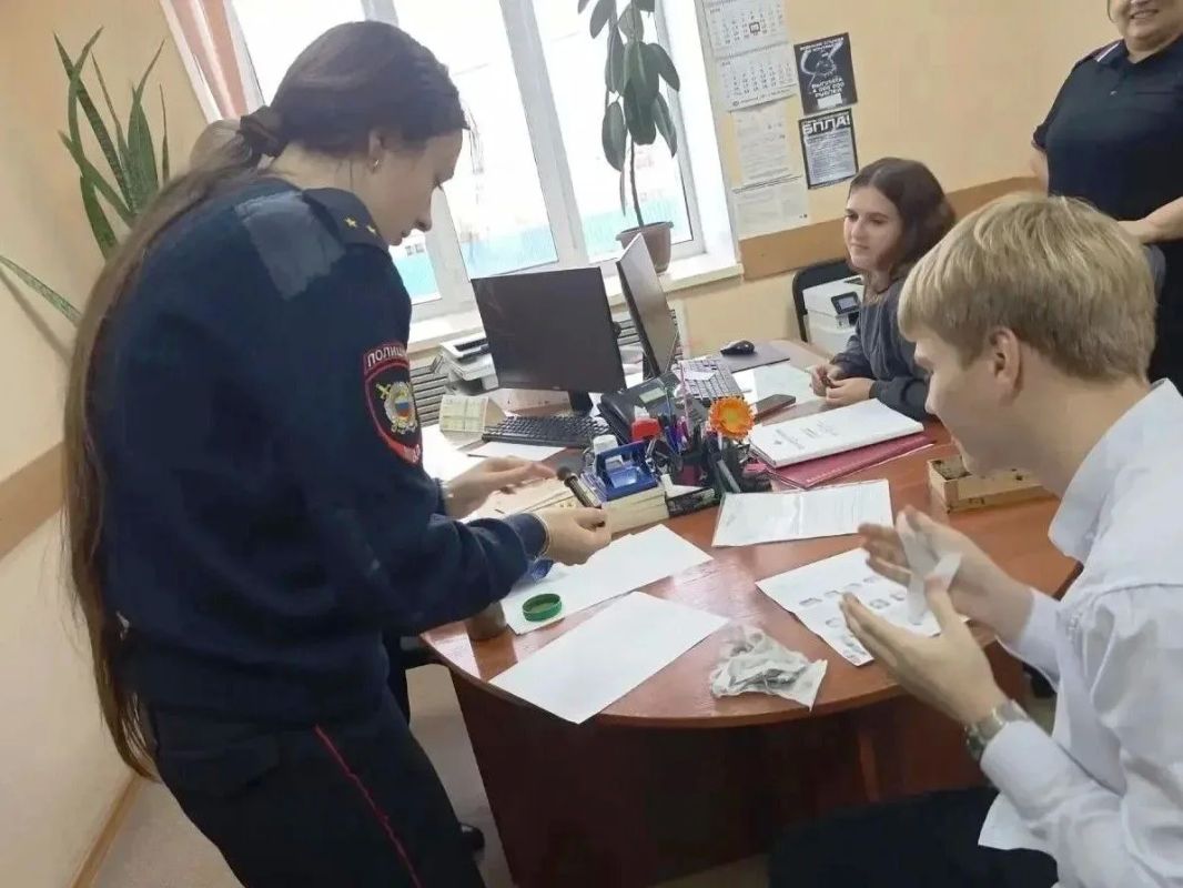 Старшеклассники Нововаршавской гимназии заглянули за кулисы полицейской службы Старшеклассники Нововаршавской гимназии заглянули за кулисы полицейской службы