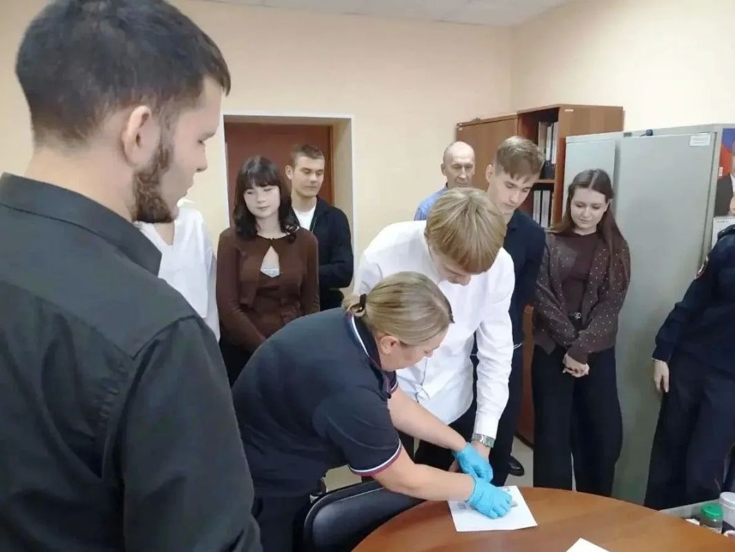 Старшеклассники Нововаршавской гимназии заглянули за кулисы полицейской службы Старшеклассники Нововаршавской гимназии заглянули за кулисы полицейской службы