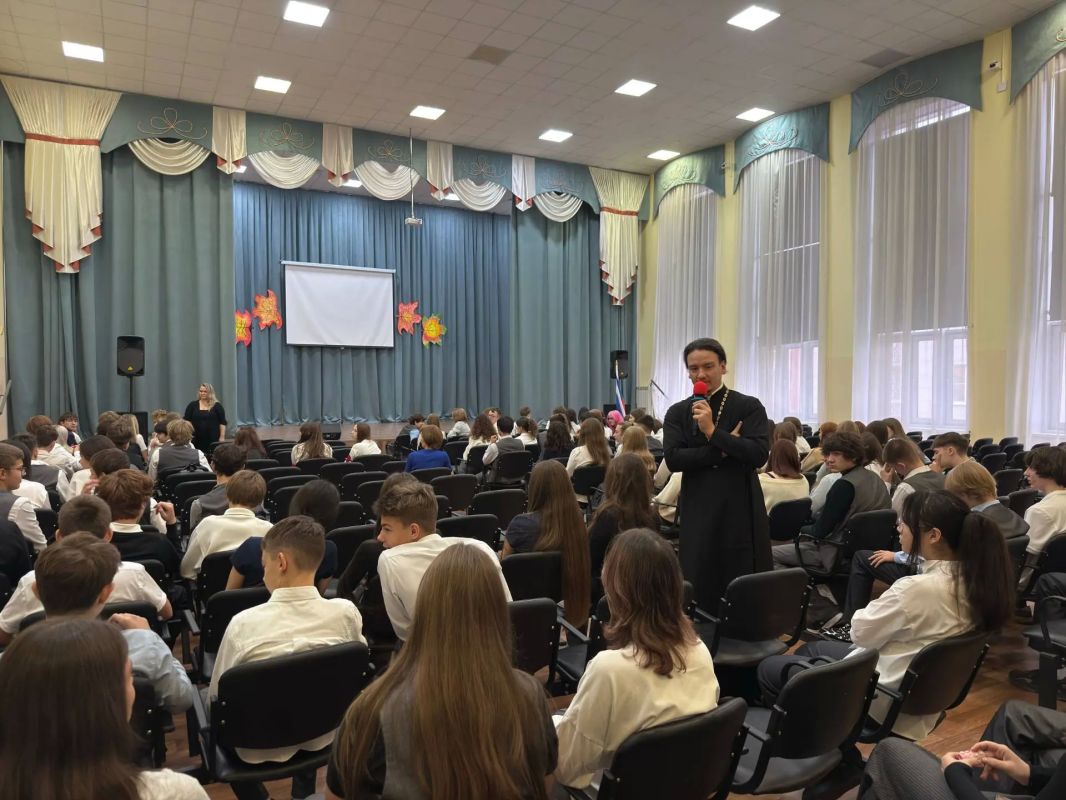 В школе № 7 города Омска состоялась встреча девятиклассников с настоятелем собора Рождества Христова иереем Серафимом Гоюком В школе № 7 города Омска состоялась встреча девятиклассников с настоятелем собора Рождества Христова иереем Серафимом Гоюком