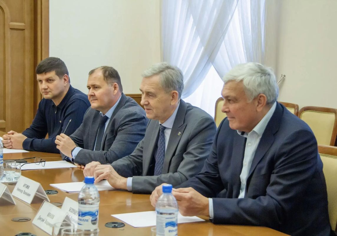 Александр Артемов встретился с членами Общественной палаты Александр Артемов встретился с членами Общественной палаты