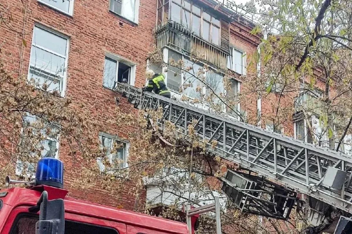 Пожарные спасли травмированного мужчину из горящей квартиры