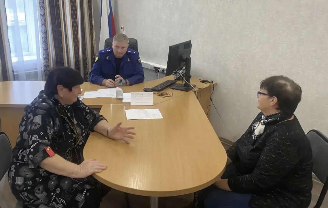 Первый заместитель прокурора Омской области Андрей Хамошин провел прием граждан в прокуратуре Нижнеомского района