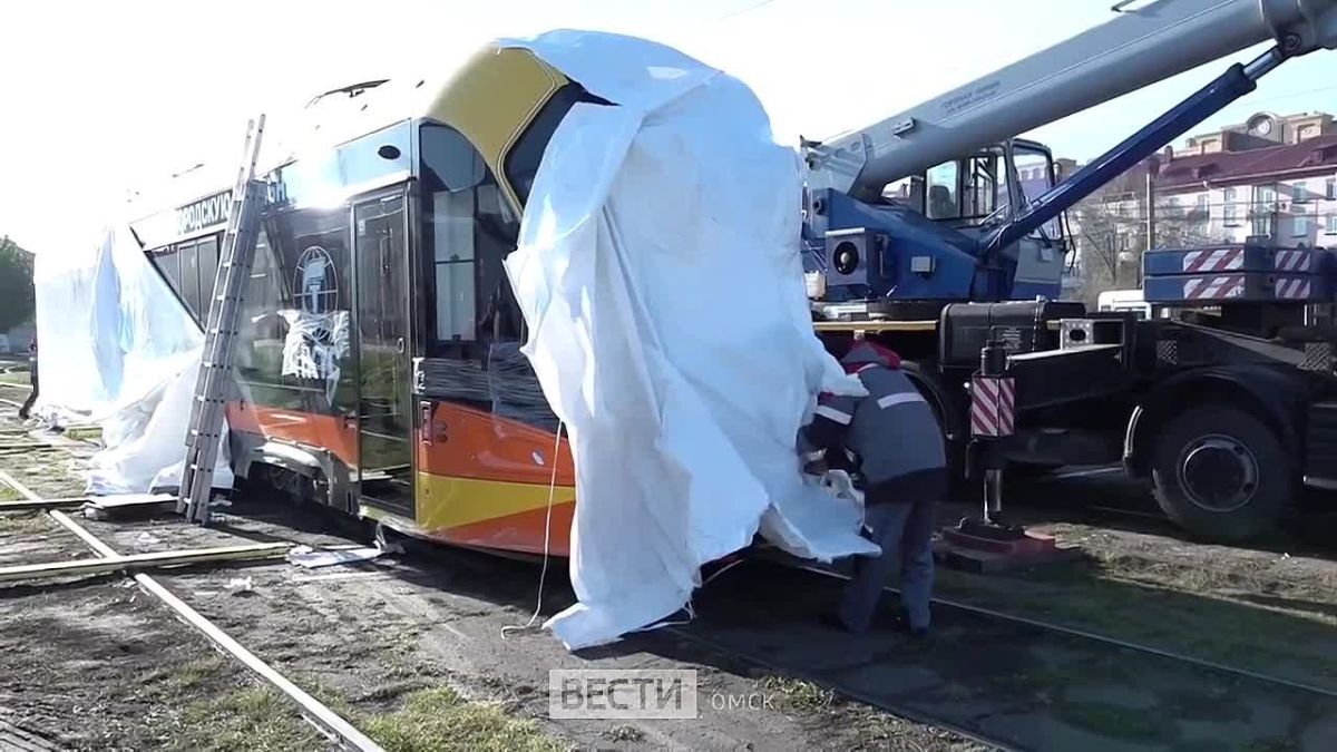 Эксклюзивно: «Вести Омск» первыми увидели новый двухсекционный трамвай «Богатырь-М»