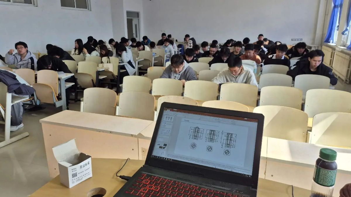 Преподаватели омского вуза делятся опытом со студентами в Китае Преподаватели омского вуза делятся опытом со студентами в Китае