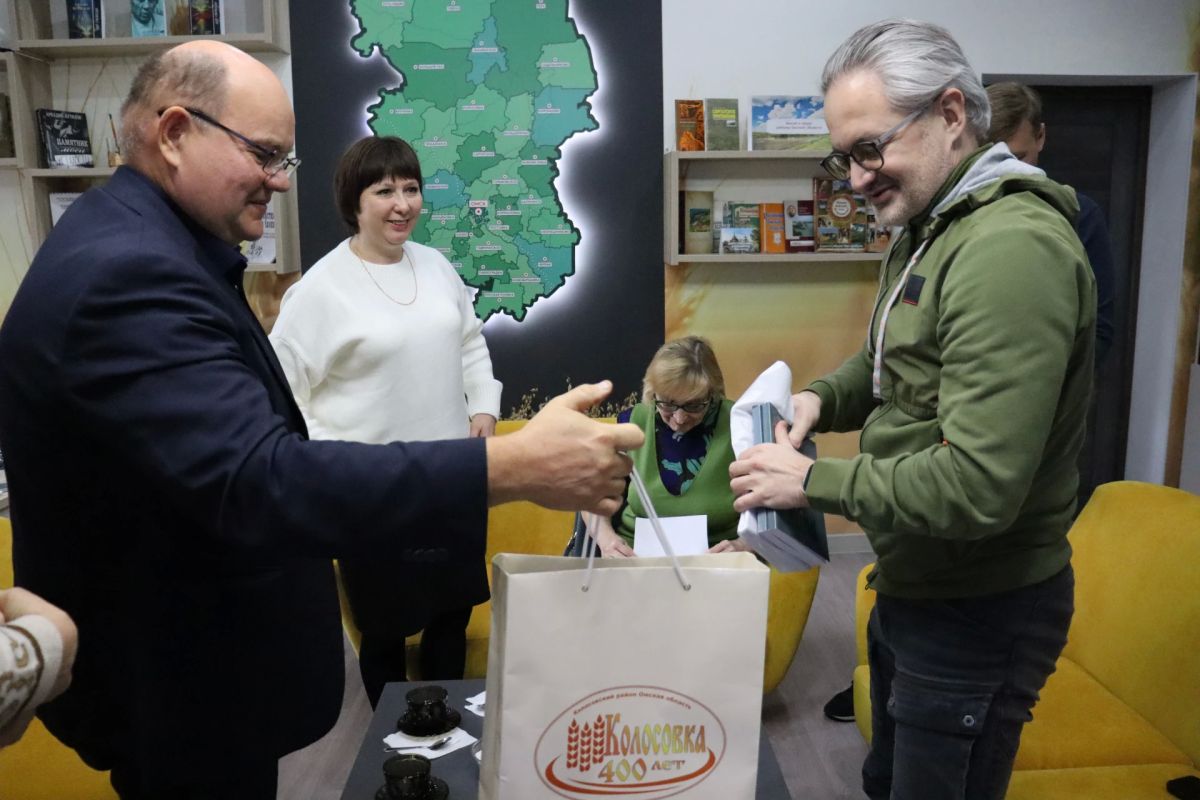 Гости из северной столицы посетили музей Аркадия Кутилова в Бражниково и увезли с собой ИИ-песни на стихи поэта Гости из северной столицы посетили музей Аркадия Кутилова в Бражниково и увезли с собой ИИ-песни на стихи поэта