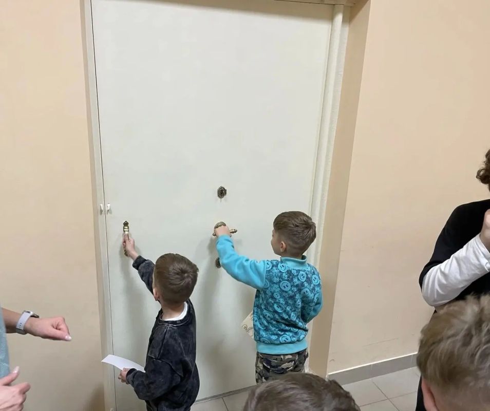 Участников проекта «Финграм для семей» научили отличать фальшивые купюры от настоящих и показали, как выглядит миллиард рублей Участников проекта «Финграм для семей» научили отличать фальшивые купюры от настоящих и показали, как выглядит миллиард рублей