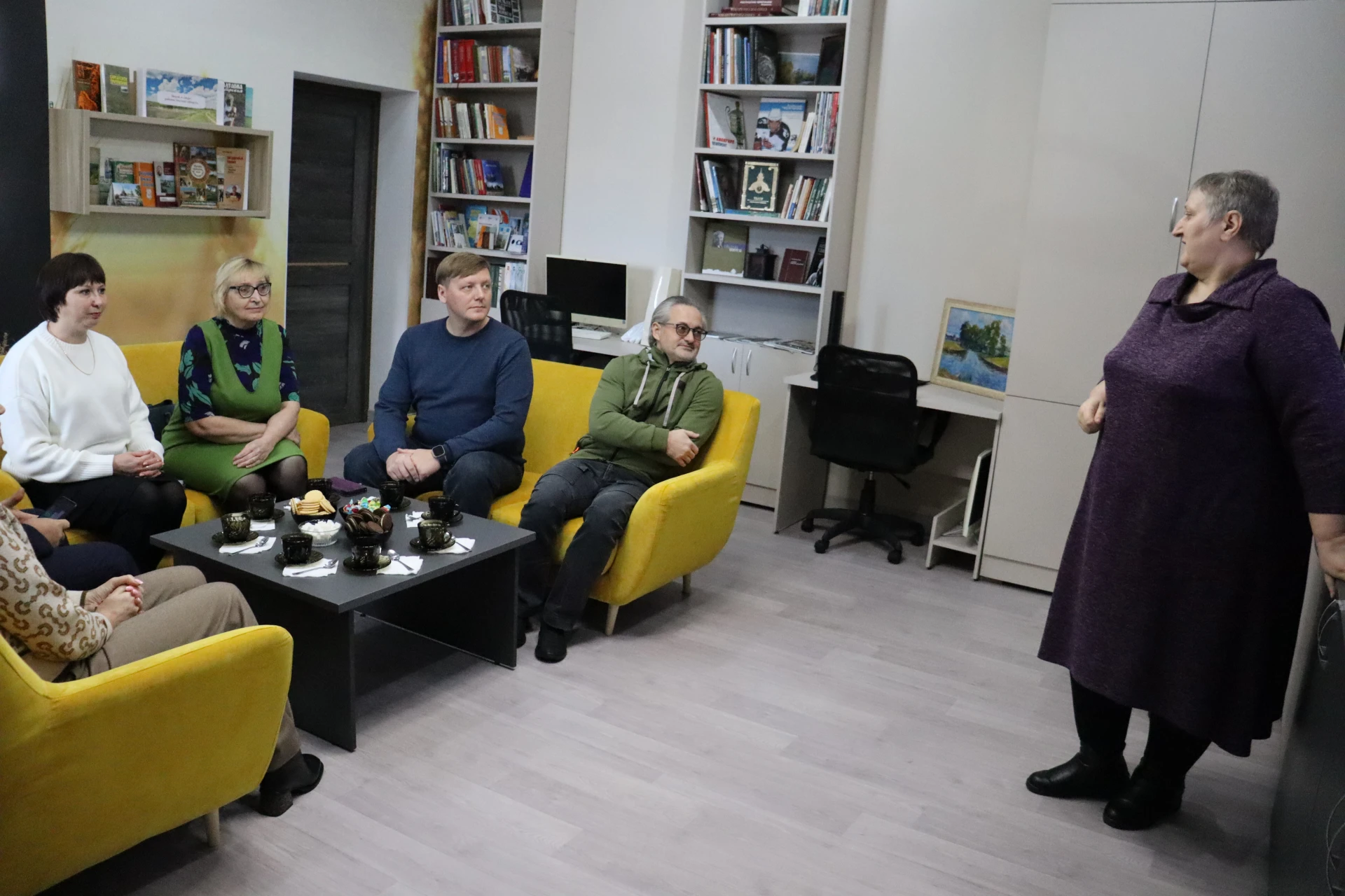 Гости из северной столицы посетили музей Аркадия Кутилова в Бражниково и увезли с собой ИИ-песни на стихи поэта