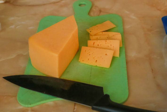 Положите два кубика этого продукта в емкость с сыром - он останется свежим гораздо дольше