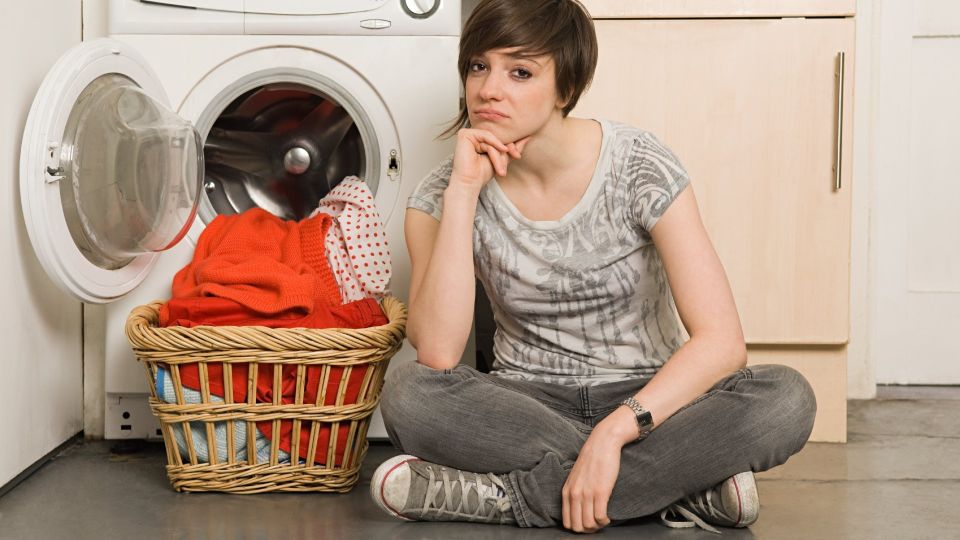 Вы всю жизнь стирали одежду неправильно: пятна не отмываются по этим причинам