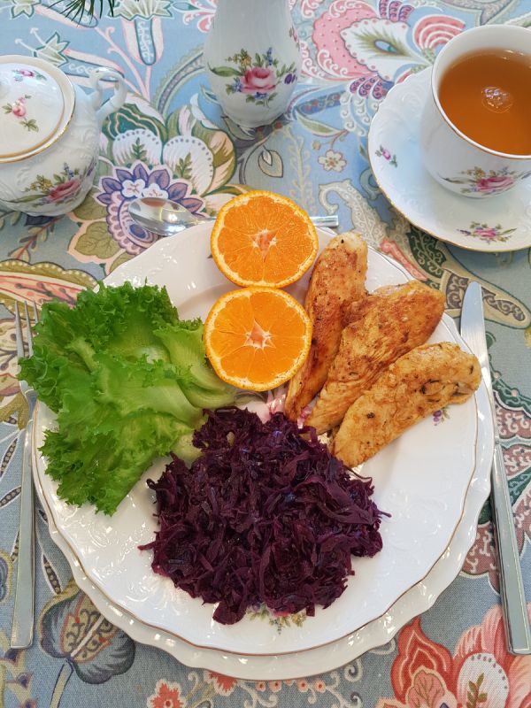 Праздничный ужин: куриная грудка с яркой красной капустой