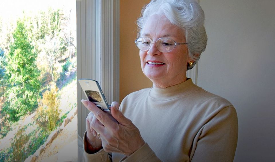 Почему пенсионеры становятся мишенью для мошенников: откуда берутся их деньги?