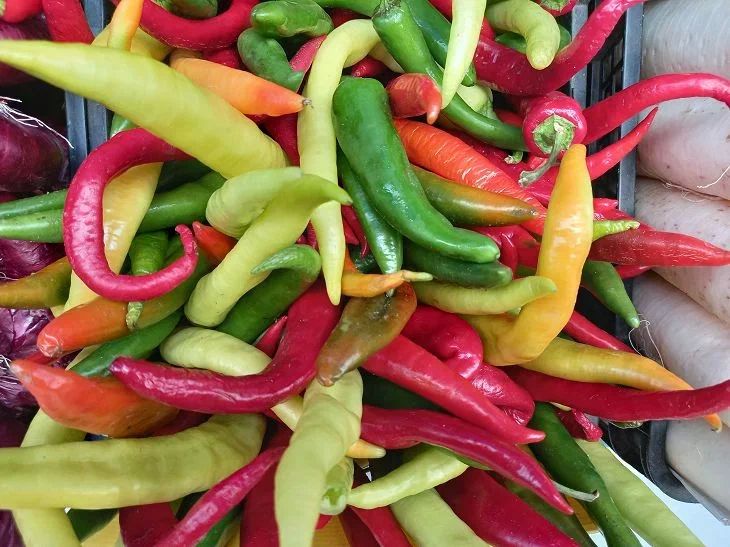 Как быстро и просто сделать перец чили не таким острым: находка для хозяек