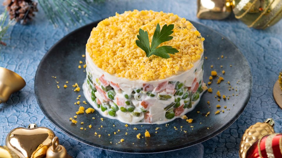 Этот слоеный салат из СССР забыли незаслуженно: в разы вкуснее «Мимозы»
