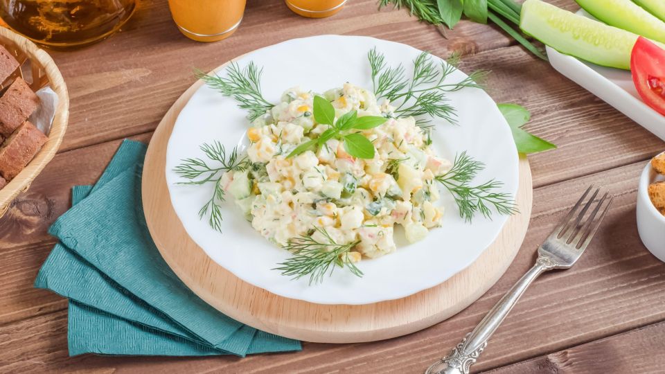 Простейший салат как у бабушки в деревни: готовить 5 минут, а съедят еще быстрее