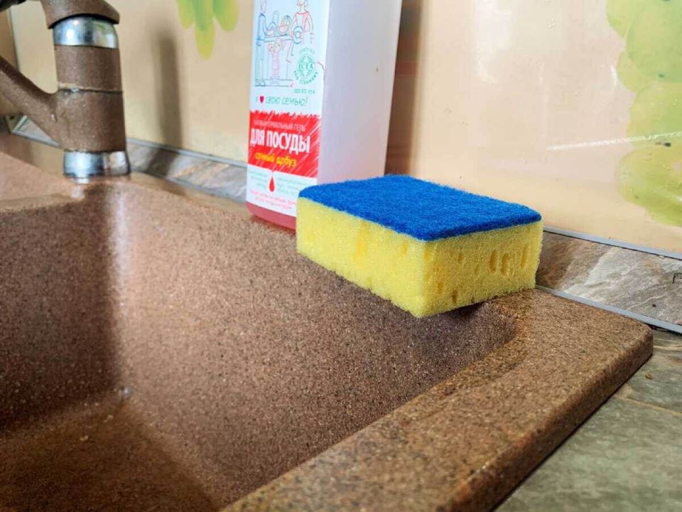 Когда пора сменить кухонную губку: 7 тревожных признаков