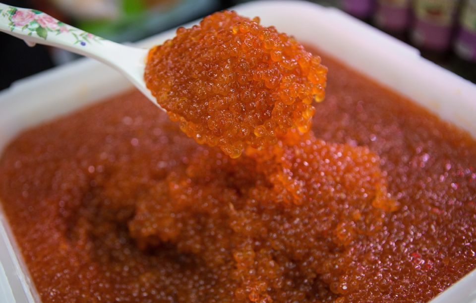 Скандал с лососевой икрой: эксперты нашли кишечную палочку в популярных брендах