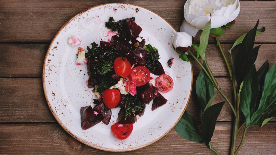 Этот свекольный салат обожали в СССР: готовили чаще винегрета и «шубы»