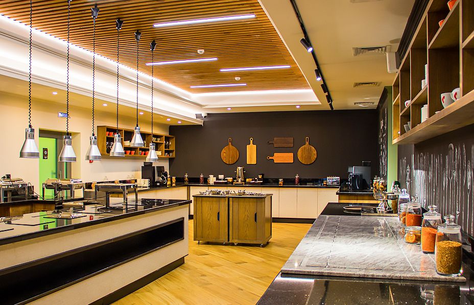 Липкая пленка на кухне: как убрать жирный налет без химии и вернуть чистоту