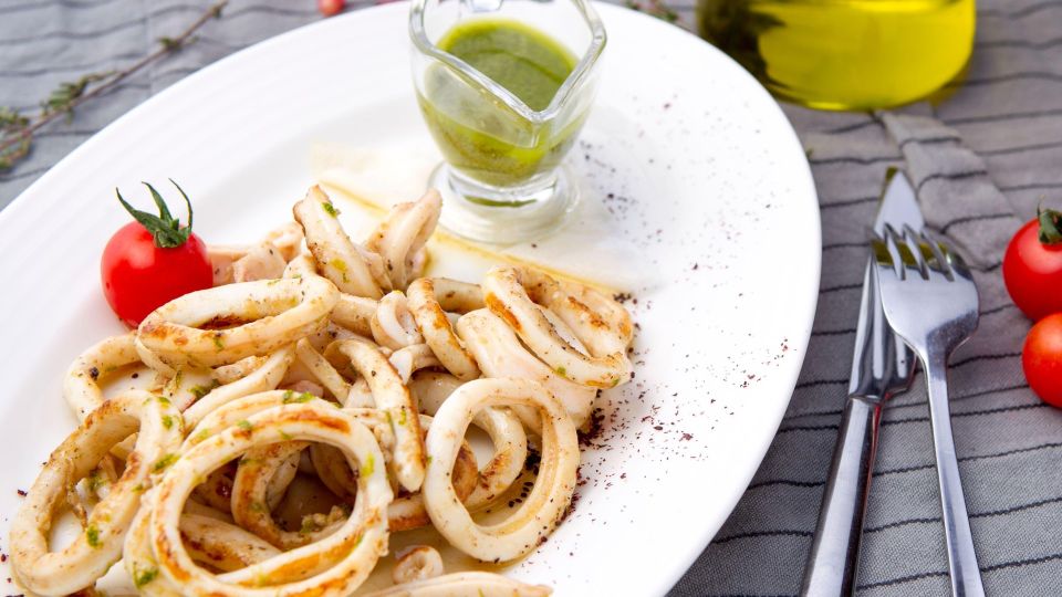 Сколько ни готовь, все будет мало: волшебное сочетание кальмаров и блинчиков в одном салате