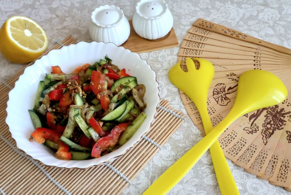 Нежный салат с огурцом и болгарским перцем: секрет в необычной заправке