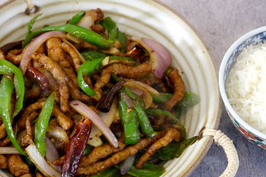 В самом центре вкуса: жареная свинина с зеленым чили